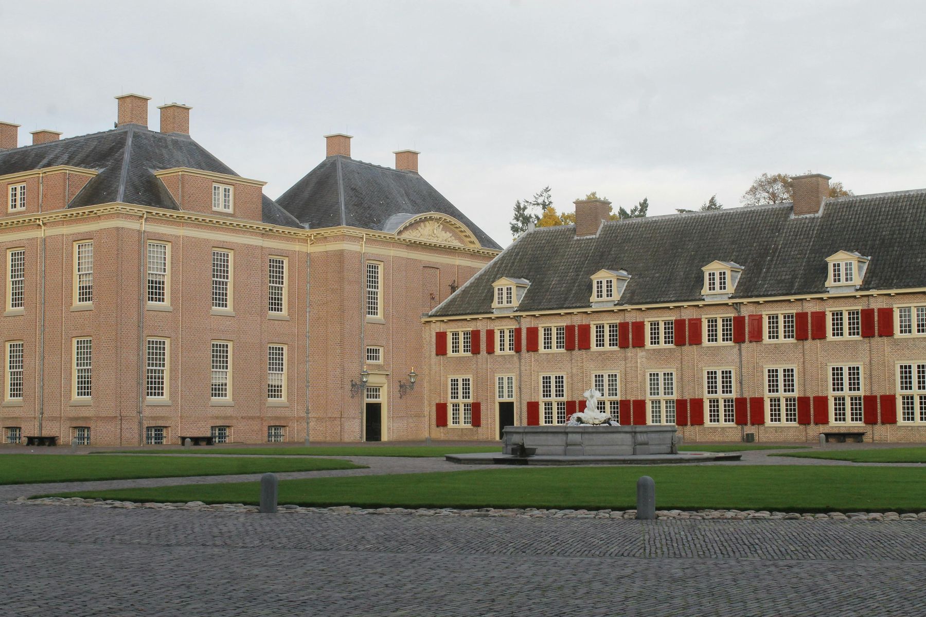 Klassiek paleis-monument met symmetrische gevel — voorbeeld van het erfgoed waar wij in gespecialiseerd zijn